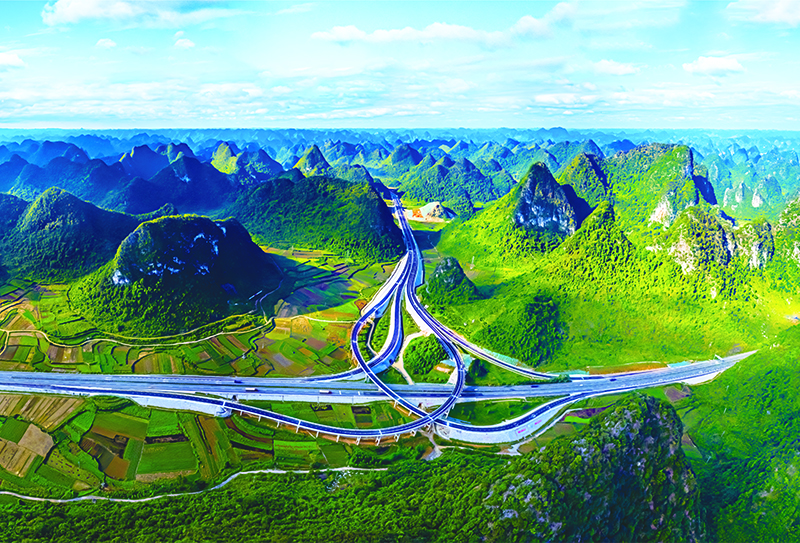 岳圩枢纽互通与周边路景风光融为一体，绿意盎然.jpg