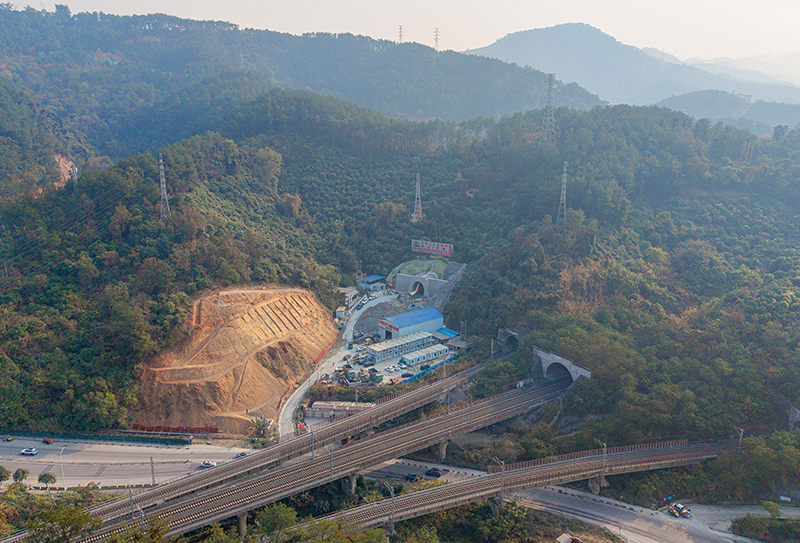 黄百铁路迎山2号隧道航拍2。秦塬棋 摄.jpg