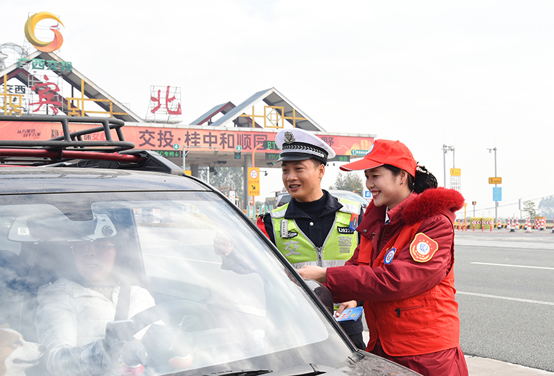 图为志愿者向过往司发放交通安全宣传册.jpg