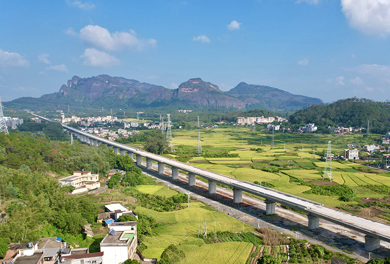 南珠高铁玉岑段容县跨景观大道特大桥.jpg