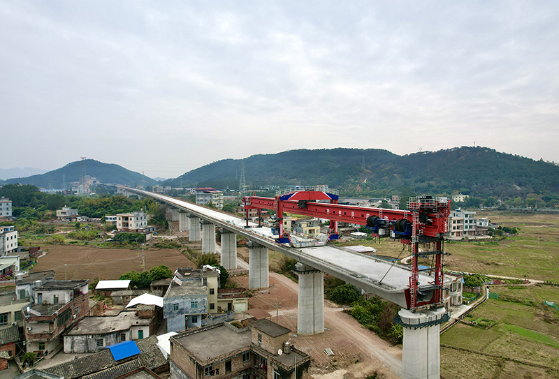2.南珠高铁玉岑段架梁施工.jpg