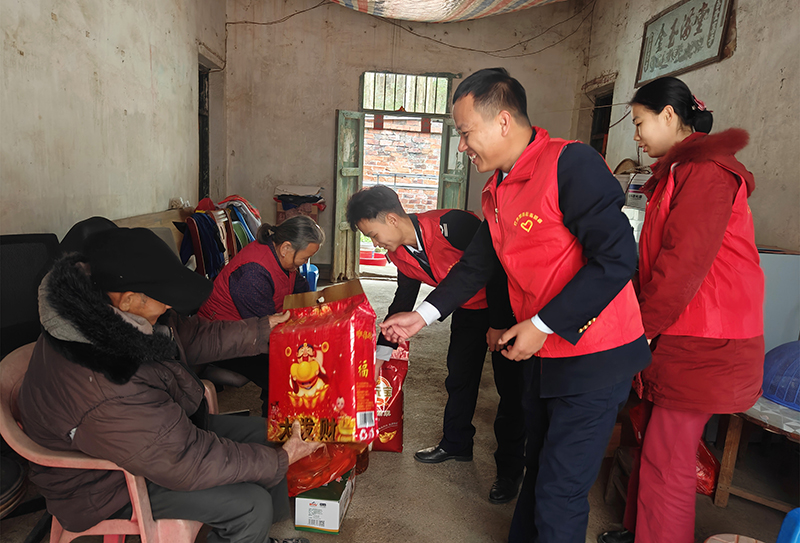 崇左送上慰问品.jpg