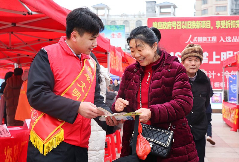 图为荔浦分公司“倾心班组”青年志愿者在进行ETC宣传.jpg