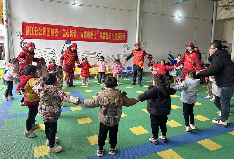 图为青年志愿者与小朋友欢乐互动.jpg