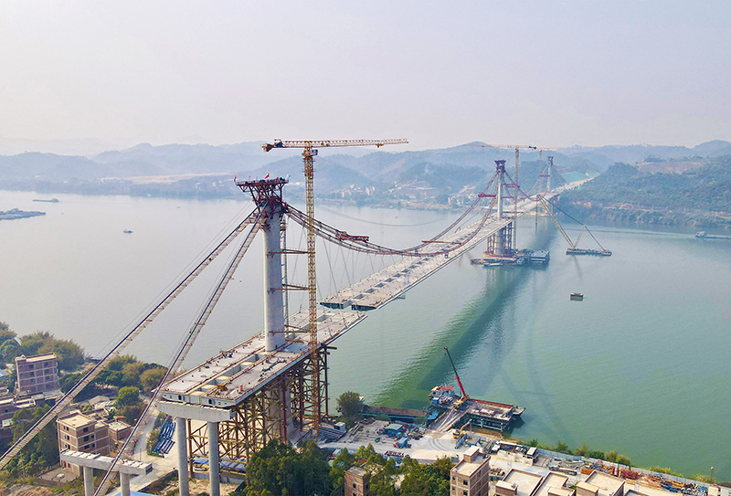 苍容浔江大桥正在进行钢箱梁吊装施工.jpg