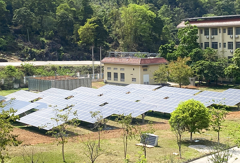 在龙邦收费站布局太阳能光伏发电设施.jpg